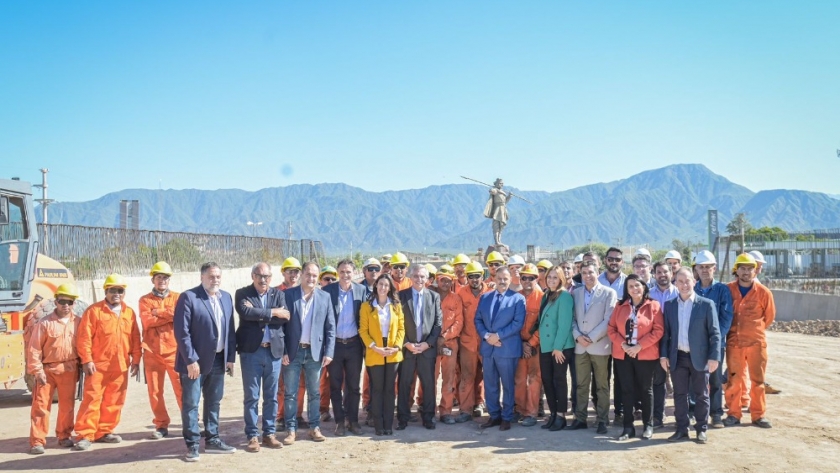 El gobernador Ricardo Quintela y el presidente Alberto Fernández constataron los avances de la obra “Distribuidor vial monumento al Chacho Peñaloza”