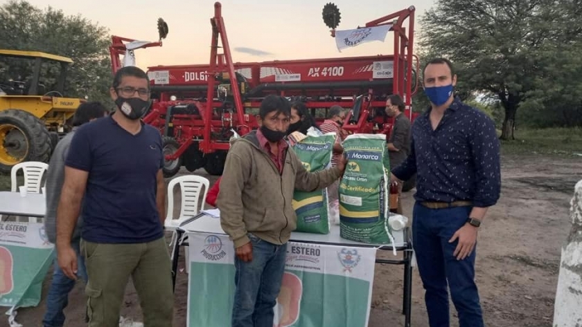 Se lleva adelante la entrega de semillas de alfalfa de variedad monarca en ayuda a los pequeños productores