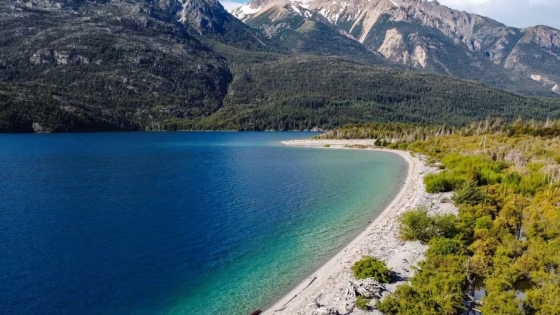 Descubrí el lago Epuyén: la playa más cristalina y cálida de la Patagonia