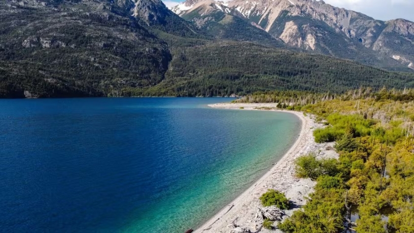 Descubrí el lago Epuyén: la playa más cristalina y cálida de la Patagonia