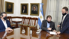 Bordet firmó el contrato para ampliar la red de gas en Paraná que financia la provincia