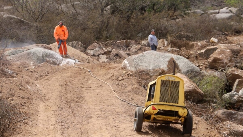 El Gobierno provincial construye anhelado camino en alta montaña para los habitantes de Sierra de Los Quinteros