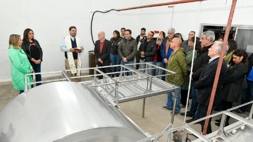 Se inauguró la sala de extracción apícola de una cooperativa de Victoria y se entregaron aportes a productores