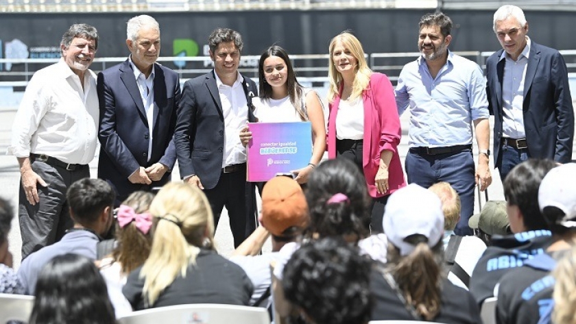 Kicillof entregó 750 computadoras para estudiantes de la región capital