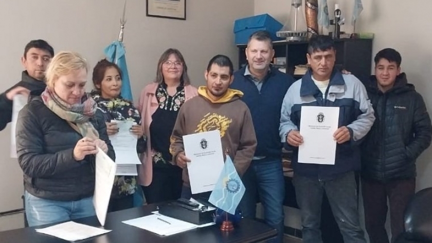 Provincia entregó aportes a emprendedores de Gualjaina para que puedan desarrollar sus actividades productivas