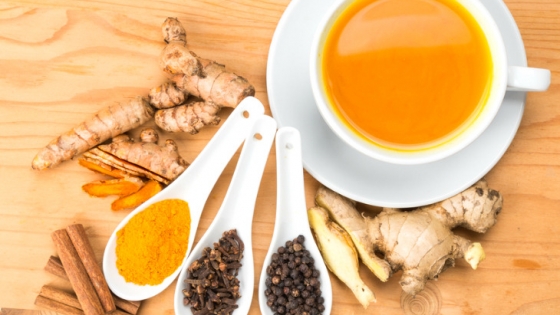 Los beneficios del té de cúrcuma y pimienta negra para la salud