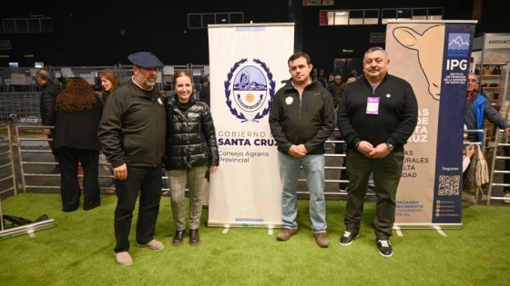 Santa Cruz brilló en la Rural con esquila en vivo, lana de calidad y su emblemático poncho patagónico