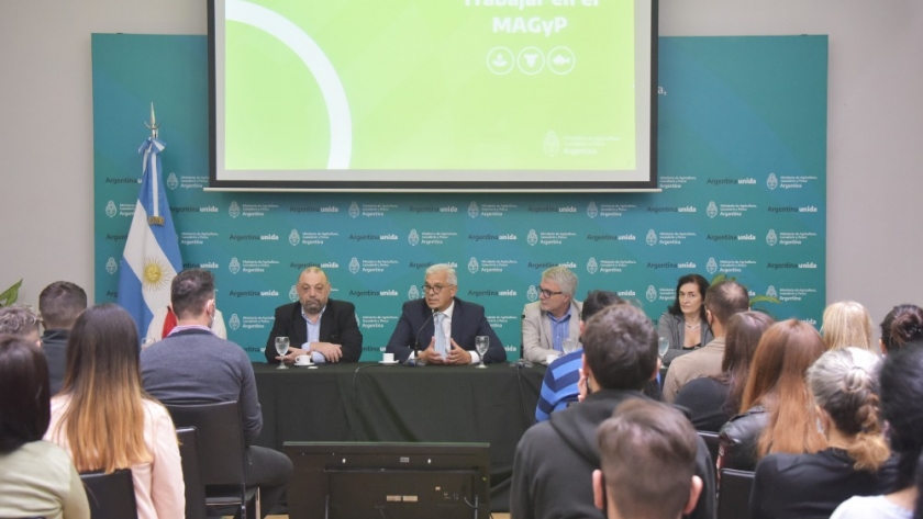 El ministro Domínguez encabezó el Ciclo de Capacitación interna junto al personal técnico administrativo