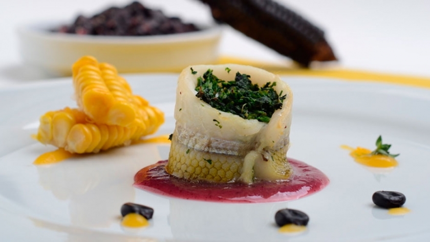 Roll de pejerrey con salsa de harina de maíz morado y crema de zapallo