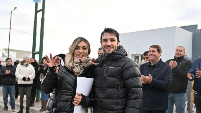 Torres entregó 32 nuevas viviendas a familias de Rawson