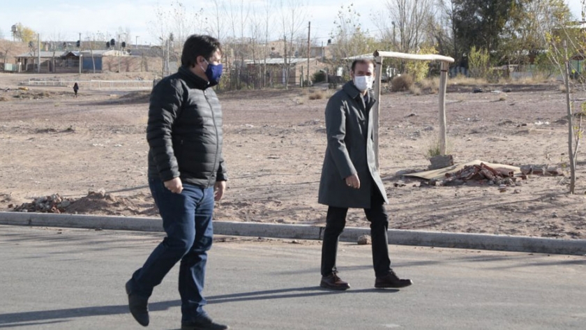Gutiérrez y Gaido recorrieron las obras del Parque Lineal del Oeste