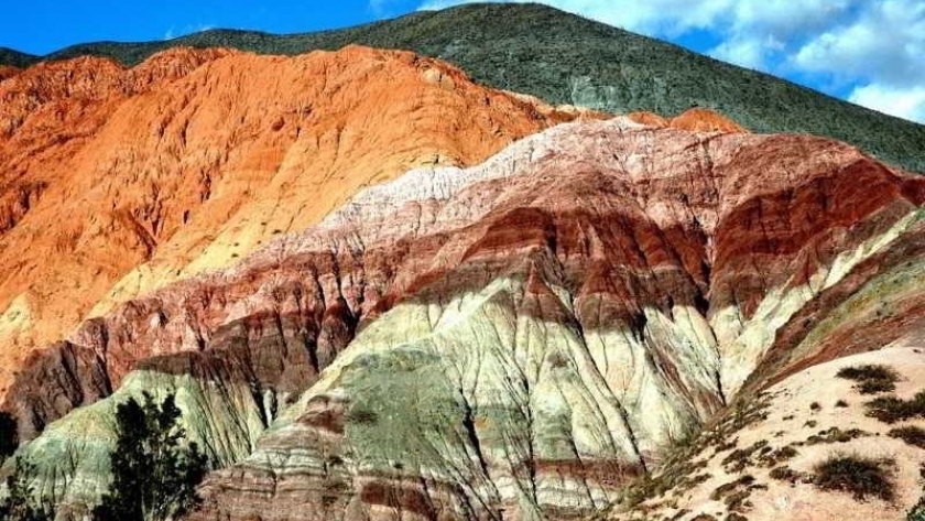 La leyenda del Cerro de los Siete Colores: un tesoro natural argentino