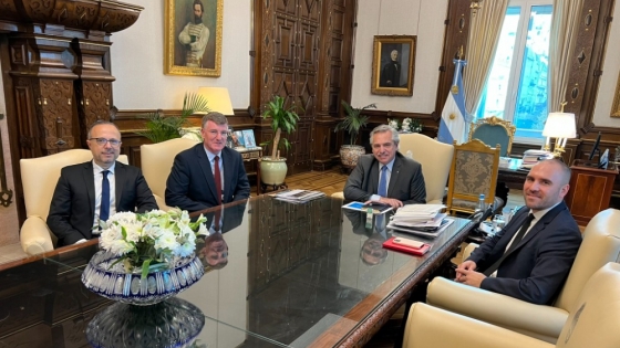 <Alberto Fernández y Martín Guzmán junto al CEO de Syngenta