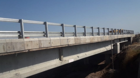 <El nuevo puente sobre el Arroyo Saladillo, en su etapa final