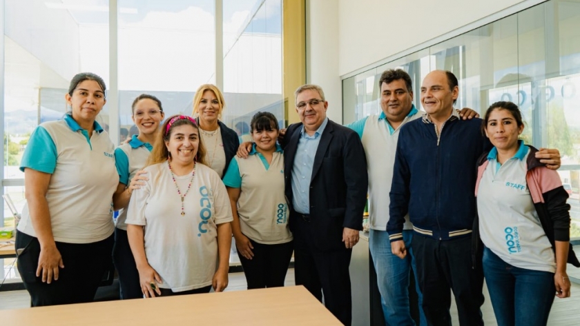 Raúl Jalil la presidenta de Fundación Educando visitaron obras e instituciones de formación en Capital