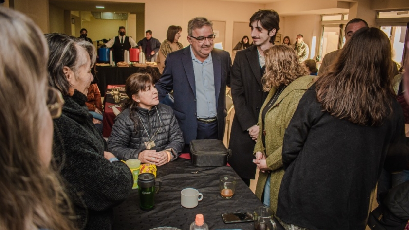 En la previa de la Fiesta del Poncho, Raúl Jalil compartió un desayuno con los artesanos