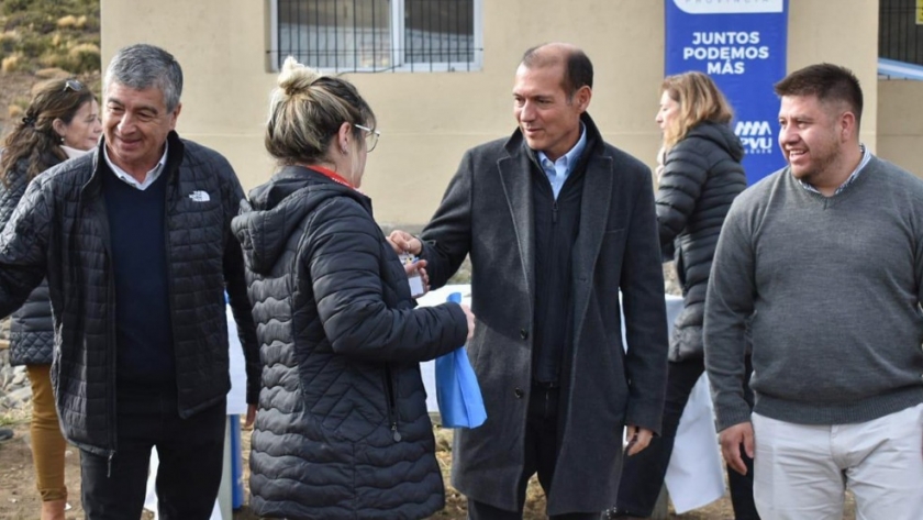 Gutiérrez entregó 12 viviendas en El Huecú