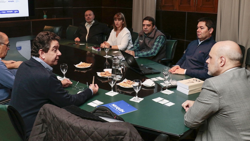 El gobierno neuquino da a conocer el desarrollo no convencional a comitiva colombiana