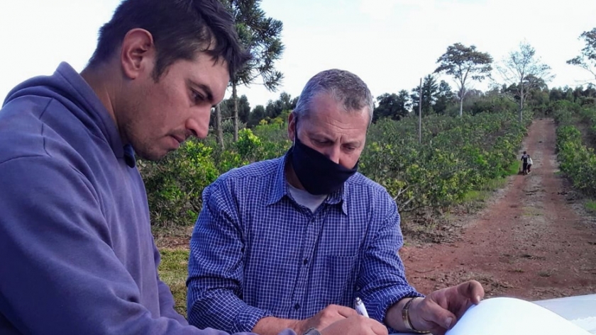 Firmaron convenios de asistencia financiera para emprendimientos frutihortícolas en zonas tabacaleras