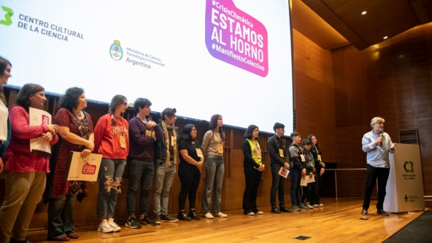 “Estamos al horno” convocó a 130 jóvenes que debatieron sobre crisis climática y crearon un manifiesto colectivo