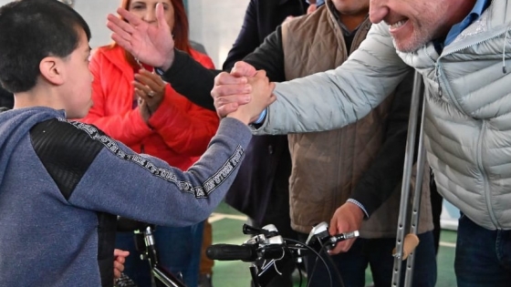 Mes de las Infancias: Arcioni entregó bicicletas y compartió una jornada de actividades en Aldea Apeleg