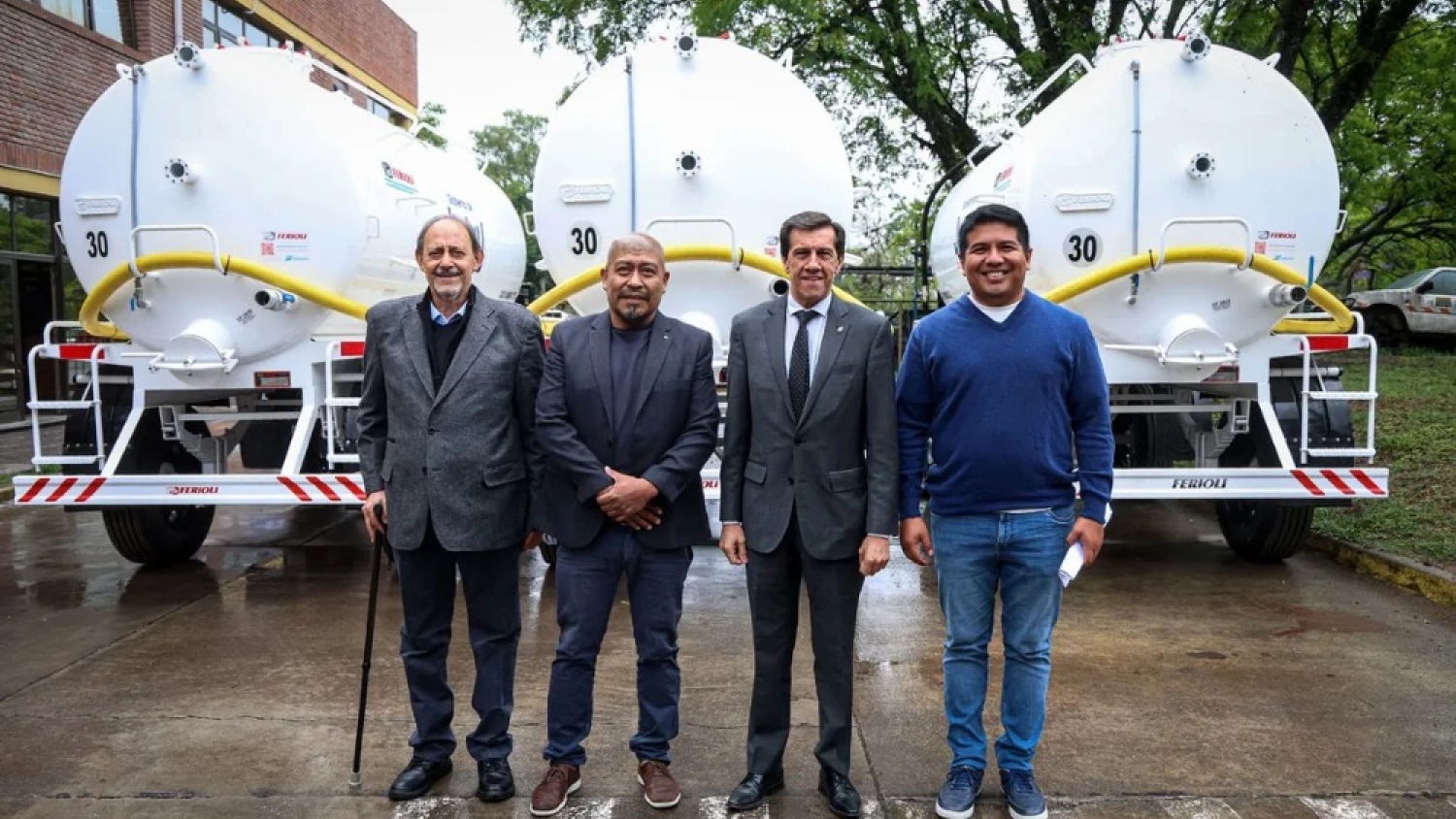 Carlos Sadir refuerza los servicios municipales con la entrega de tanques atmosféricos en el Ramal jujeño