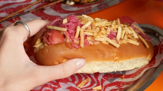La renovación del pancho: panes especiales, salchichas gourmet y la clásica lluvia de papas que se mantiene