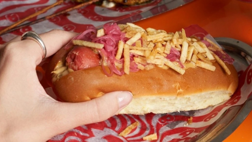 La renovación del pancho: panes especiales, salchichas gourmet y la clásica lluvia de papas que se mantiene