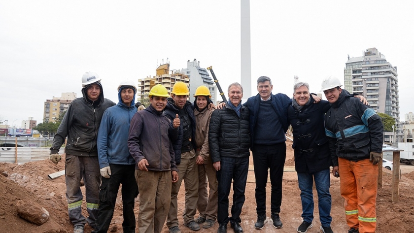 Juan Schiaretti supervisó la construcción del puente peatonal del Parque Las Heras