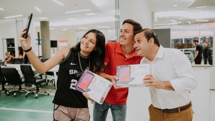 Herrera Ahuad, junto a autoridades del ENACOM, entregó tablets en Silicon Misiones y aseguró obras de conectividad en Misiones