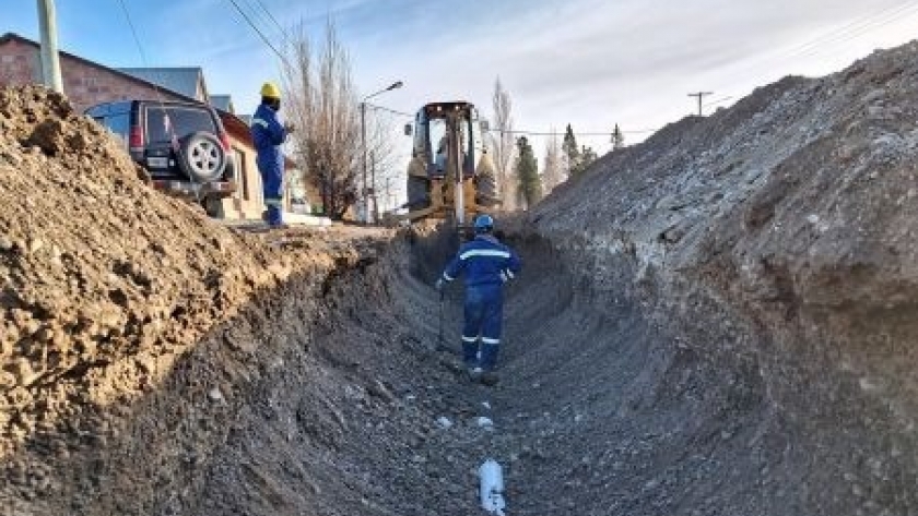 Servicios Públicos avanza con la ampliación de redes de cloaca en Piedra Buena
