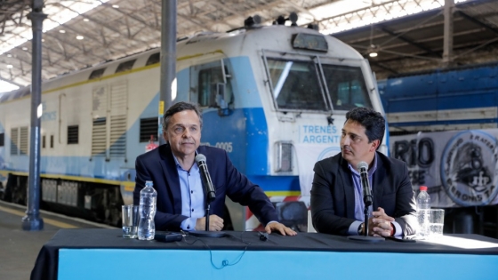 <Después de 45 años, un tren de pasajeros vuelve a unir Rosario con Cañada de Gómez