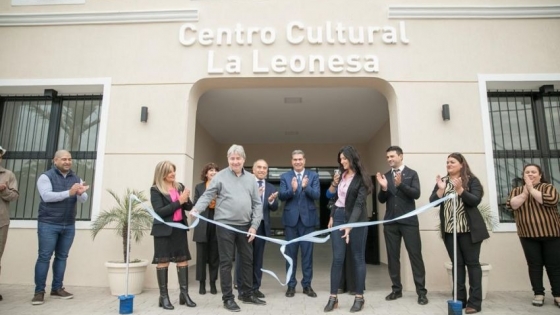 <Aniversario de la Leonesa: Capitanich inauguró pavimento, habilitó la ampliación del centro cultural y entregó equipamiento