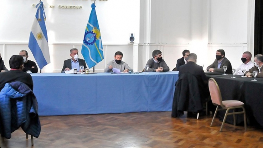 Arcioni firmó un DNU por 9 millones de pesos para obras en los canales de riego del Valle