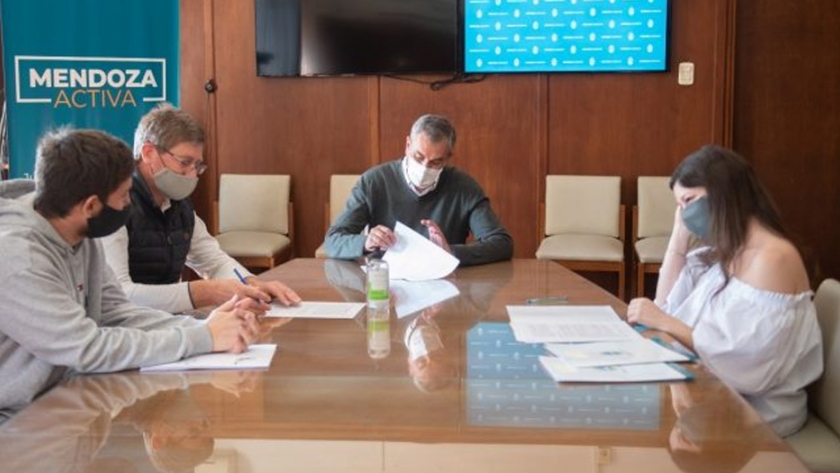 Mendoza Activa: firmaron los 20 primeros contratos pymes, productores y familias beneficiarias