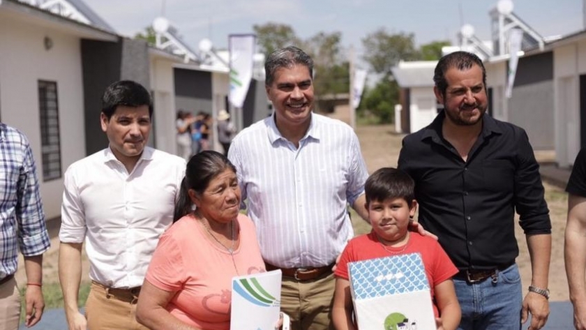 En las garcitas, capitanich entregó 20 viviendas: 