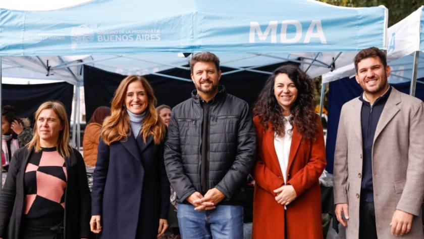 En Exaltación de la Cruz, Victoria Tolosa Paz entregó seguros a bomberos voluntarios y herramientas a talleres familiares