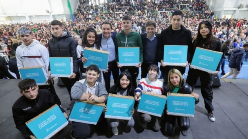 Kicillof entregó 2.150 computadoras a estudiantes de Florencio Varela