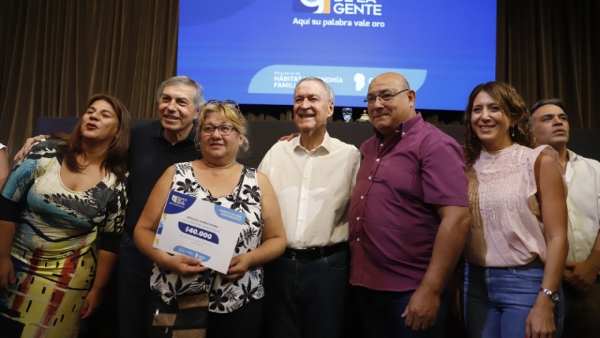 Schiaretti entregó 300 créditos del Banco de la Gente