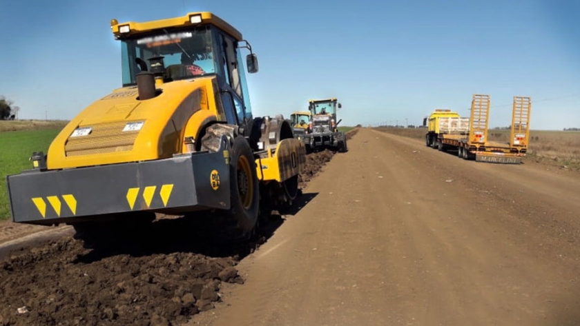 Vialidad comenzó con las pruebas experimentales para el mejorado de caminos rurales