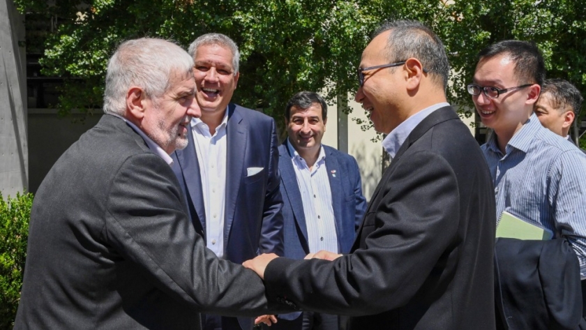 El embajador de China en Argentina, Wang Wei, visitó planta industrial cárnica modelo junto al Secretario Vilella