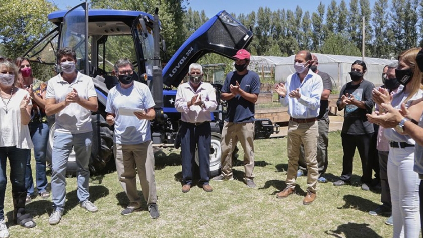 Entregaron un tractor al Centro Profesional Agropecuario de Plottier