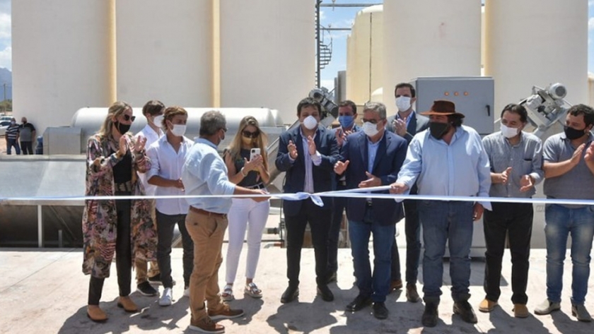Con el equipo de gobierno, Raúl inauguró dos mosteras y se anunció un paquete de inversión para la industria