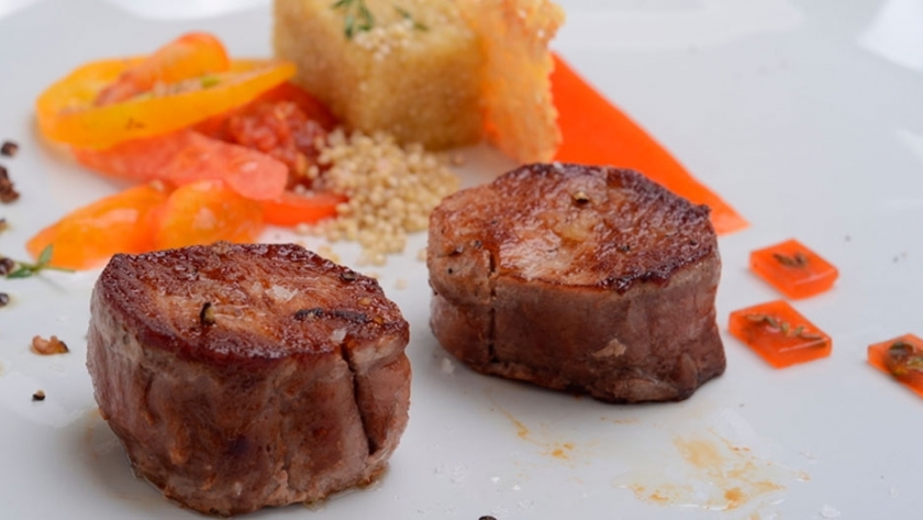 Lomo de llama rosado, salsa llajwa y risotto de quinoa
