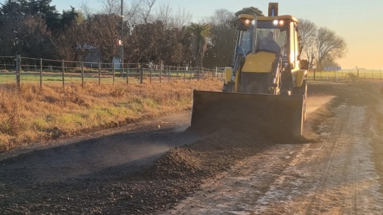 Roberto Cano: reacondicionan acceso y calles internas con bacheo y asfalto recuperado