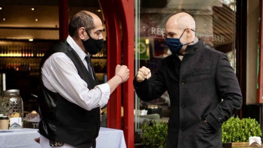 Rodríguez Larreta visitó un local gastronómico que ya funciona con mesas al aire libre