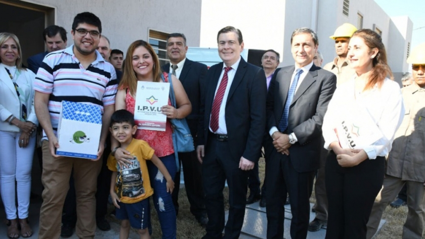 El Gobernador inauguró un moderno complejo de dúplex en la ciudad Capital