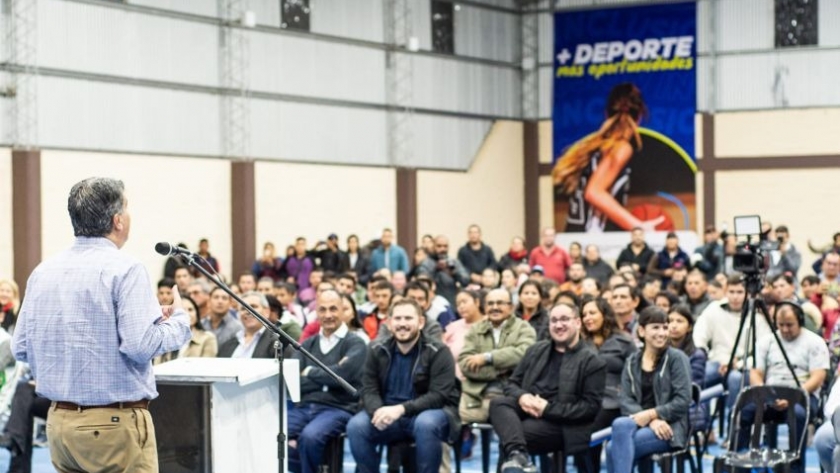 En Pampa del Indio, Capitanich inauguró un polideportivo y pavimento: “Seguimos fortaleciendo el federalismo”, dijo