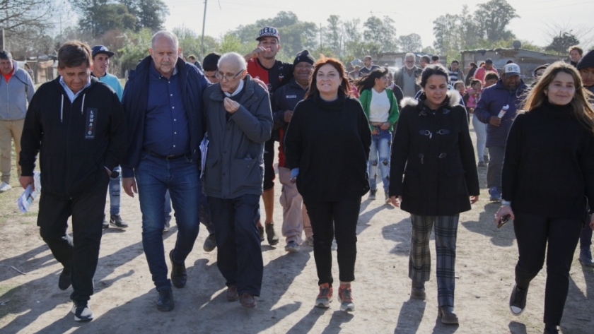 Perotti recorrió las obras que se realizan en el barrio Las Lomas de la ciudad de Santa Fe