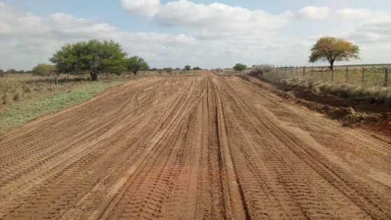 El Gobierno y productores agropecuarios mejoran caminos vecinales en el sur de Villa Mercedes